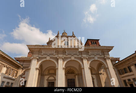 Basilique de San Lorenzo Maggiore à Milan, Italie. Initialement construit à l'époque romaine, vue actuelle depuis le xviiie s. Banque D'Images