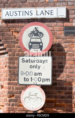 La signalisation routière à un coin de rue en Sandwich, Kent Banque D'Images