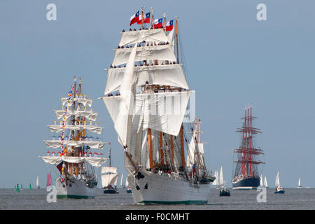 Berlin, Allemagne. Août 12, 2015. Le grand voilier 'Esmeralda' du Chili, milieu, voiles devant d'autres comme le windjammers 'Gloria' de la Colombie ainsi que le "edov' de la Russie lors de la parade d'ouverture sur la Weser près de Bremerhaven, Allemagne du nord, le mercredi 12 août, 2015. Environ 300 bateaux prendront part au défilé qui ouvre le festival. Credit : Focke Strangmann/Alamy Live News Banque D'Images