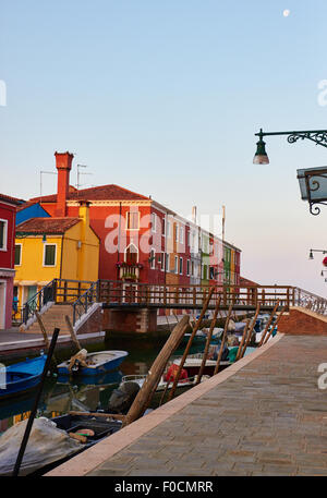 Avec la lune encore dans le ciel le soleil commence à se lever sur les maisons colorées de Burano Lagune de Venise Vénétie Italie Europe Banque D'Images