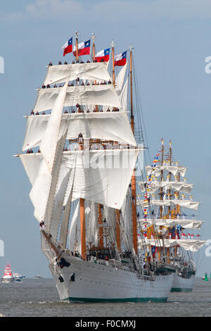 Berlin, Allemagne. Août 12, 2015. Le grand voilier 'Esmeralda' du Chili navigue en avant du windjammer 'Gloria' de la Colombie au cours de la parade d'ouverture sur la Weser près de Bremerhaven, Allemagne du nord, le mercredi 12 août, 2015. Environ 300 bateaux prendront part au défilé qui ouvre le festival. Credit : Focke Strangmann/Alamy Live News Banque D'Images