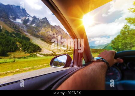 Montagne Été. Conduite le long des montagnes des Alpes. Banque D'Images