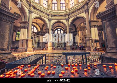 Basilica di Santa Maria della Salute à Venise, Italie. Basilique intérieur avec des bougies allumées. Basilique de style baroque. Banque D'Images