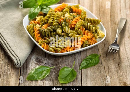 Pâtes fraîches aux fusilli et nouilles et pesto de basilic, selective focus sur la partie avant du plat. Banque D'Images