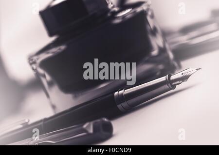 Stylo plume et la bouteille d'encre noire. Concept d'écriture. Banque D'Images