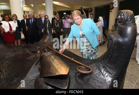 San Salvador, El Salvador. Août 12, 2015. Image fournie par la Présidence du Chili montre la présidente du Chili Michelle Bachelet (avant) visiter la crypte de Mgr Oscar Arnulfo Romero à la cathédrale métropolitaine de San Salvador, capitale d'El Salvador, le 12 août 2015. La Présidente du Chili Michelle Bachelet a commencé ce mardi une visite d'état d'El Salvador et du Mexique. © Présidence du Chili/Xinhua/Alamy Live News Banque D'Images