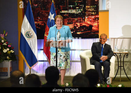 San Salvador, El Salvador. Août 12, 2015. Image fournie par la Présidence du Chili montre la présidente du Chili Michelle Bachelet (L) livrant un discours lors de l'ouverture de l'activité Séminaire 'les opportunités de commerce et de l'investissement direct entre le Chili et El Salvador", à San Salvador, capitale d'El Salvador, le 12 août 2015. La Présidente du Chili Michelle Bachelet a commencé ce mardi une visite d'état d'El Salvador et du Mexique. © Présidence du Chili/Xinhua/Alamy Live News Banque D'Images