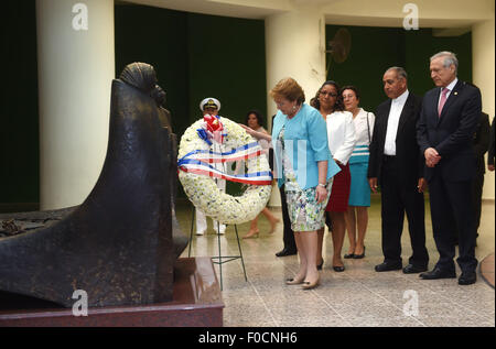 San Salvador, El Salvador. Août 12, 2015. Image fournie par la Présidence du Chili montre la présidente du Chili Michelle Bachelet (L) portant une couronne lors de sa visite à la crypte de Mgr Oscar Arnulfo Romero à la cathédrale métropolitaine de San Salvador, capitale d'El Salvador, le 12 août 2015. La Présidente du Chili Michelle Bachelet a commencé ce mardi une visite d'état d'El Salvador et du Mexique. © Présidence du Chili/Xinhua/Alamy Live News Banque D'Images