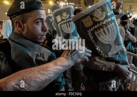 Jérusalem, Israël. 12 août, 2015. Rouleaux de la Torah sont transportés dans une cérémonie au mur occidental en tant que croyants fidèles tendre la main pour toucher et baiser entre eux. Soixante cinq rouleaux de la Torah, un don de communautés juives à travers le monde, ont été salué cérémonieusement au Mur occidental en commémoration des soldats des FDI ont diminué et les civils israéliens tués au cours de la 2014 Israel-Gaza Conflit, également connu sous le nom de l'opération. Credit : Alon Nir/Alamy Live News Banque D'Images