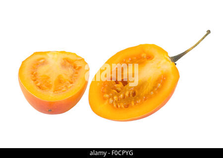 Close-up of a ripe tamarillo (aussi connu en tant qu'arborescence tomate (Solanum betaceum)) réduit de moitié, isolé sur fond blanc. Banque D'Images