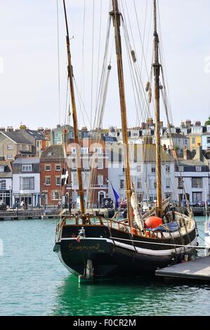 Bateau à voile à Pelican de Londres à quai dans le port de Weymouth, Dorset, Angleterre Banque D'Images