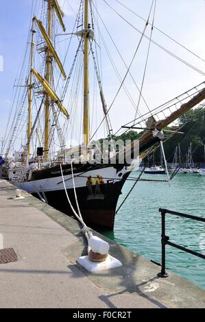 Bateau à voile à Pelican de Londres, amarré dans le port de Weymouth, Dorset, Angleterre Banque D'Images