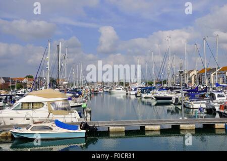 Yachts et bateaux amarrés dans le port de plaisance à Weymouth, Dorset, Angleterre Banque D'Images