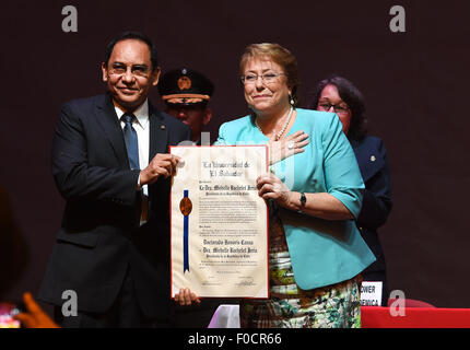 San Salvador, El Salvador. Août 12, 2015. Image fournie par la Présidence du Chili montre la présidente du Chili Michelle Bachelet (R) de recevoir un doctorat Honoris Causa de l'Université nationale d'El Salvador, par le recteur de l'Université Mario Roberto Nieto (L), après avoir donné un discours sur "Le rôle de l'éducation du public dans le développement", à San Salvador, capitale d'El Salvador, le 12 août 2015. La Présidente du Chili Michelle Bachelet a commencé ce mardi une visite d'état d'El Salvador et du Mexique. © Présidence du Chili/Xinhua/Alamy Live News Banque D'Images