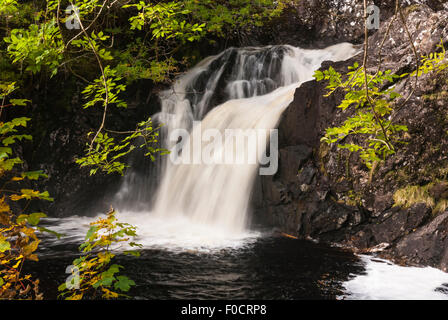 Eas Chia-aig cascade, sur l'Abhainn Chia-AIG, dans les Highlands en Écosse. Les chutes sont situées près de Loch Arkaig Banque D'Images