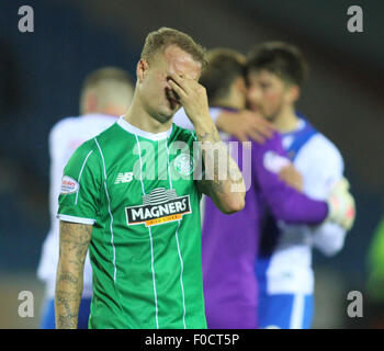 Kilmarnock, en Ecosse. Août 12, 2015. Scottish Premiership. Kilmarnock contre Celtic. Leigh Griffiths quitte le champ abattu tandis que les joueurs de Kilmarnock célébrer derrière lui après leur but de pénalité dans la 88e minute (2-2) : Action de Crédit Plus Sport/Alamy Live News Banque D'Images