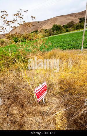 Un signe pour demander la à côté d'un champ de courges bio près de Prunedale en Californie Banque D'Images