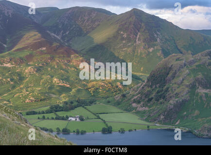 Whiteless cont Hows, Pike et Rannerdale de Mellbreak dans le Lake District National Park Banque D'Images