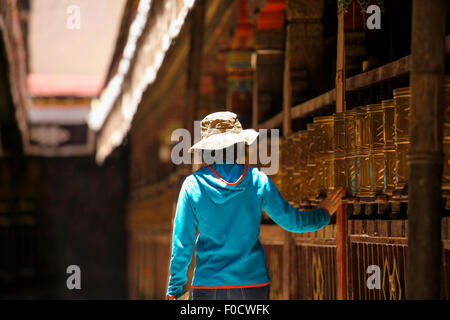 Prière de toucher de tourisme dans la région de Temple de Jokhang Banque D'Images