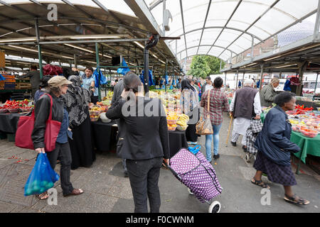 Multi multi culturel shoppers ethniques au marché de fruits de plein air Birmingham UK Banque D'Images