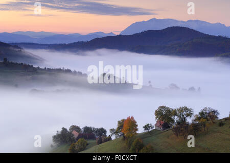 Paysage rural à l'aube près de Brasov, en Transylvanie, dans le sud du massif des Carpates, en Roumanie, en octobre 2008 Banque D'Images