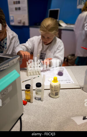 Les enfants d'une leçon de chimie faisant des expériences pratiques Banque D'Images