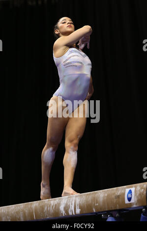 Indianapolis, IN, USA. Août 13, 2015. 2012 Alexandra Raisman, médaillée d'or olympique de gymnastique du Brestyan se réchauffe avant les 2015 championnats de P&G, qui se tiendra du 13 au 16 août, à Bankers Life Fieldhouse.Melissa J. Perenson/CSM/Alamy Live News Banque D'Images