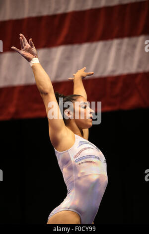 Indianapolis, IN, USA. Août 13, 2015. 2012 Alexandra Raisman, médaillée d'or olympique de gymnastique du Brestyan se réchauffe avant les 2015 championnats de P&G, qui se tiendra du 13 au 16 août, à Bankers Life Fieldhouse.Melissa J. Perenson/CSM/Alamy Live News Banque D'Images