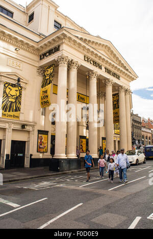 Balades en famille en face du Lyceum Theatre montrant le Roi Lion, Covent Garden, Londres, UK Banque D'Images