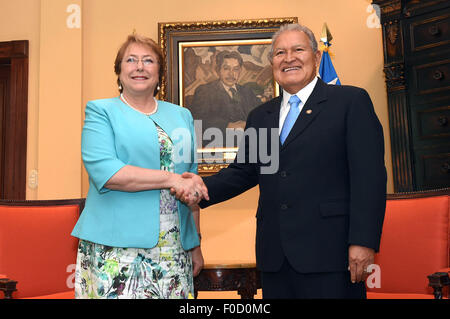 San Salvador, El Salvador. Août 12, 2015. Image fournie par la Présidence du Chili montre le président salvadorien Salvador Sanchez Ceren (R) rencontre avec son homologue chilien, Michelle Bachelet à San Salvador, capitale d'El Salvador, le 12 août 2015. La Présidente du Chili Michelle Bachelet a commencé mardi une visite d'état d'El Salvador et du Mexique. La présidence de crédit : Chili/Xinhua/Alamy Live News Banque D'Images