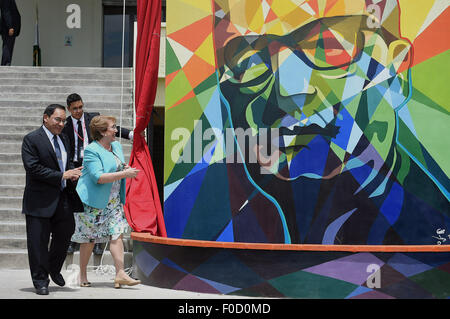 San Salvador, El Salvador. Août 12, 2015. Image fournie par la Présidence du Chili montre la présidente du Chili Michelle Bachelet (R) participant à l'ouverture de la place Salvador Allende à la Faculté de médecine de l'Université nationale d'El Salvador, à San Salvador, capitale d'El Salvador, le 12 août 2015. La Présidente du Chili Michelle Bachelet a commencé mardi une visite d'état d'El Salvador et du Mexique. La présidence de crédit : Chili/Xinhua/Alamy Live News Banque D'Images