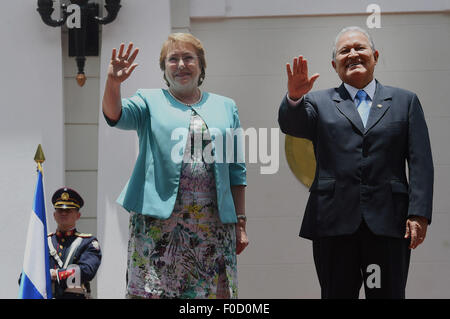 San Salvador, El Salvador. Août 12, 2015. Image fournie par la Présidence du Chili montre le président salvadorien Salvador Sanchez Ceren (R) rencontre avec son homologue chilien, Michelle Bachelet à San Salvador, capitale d'El Salvador, le 12 août 2015. La Présidente du Chili Michelle Bachelet a commencé mardi une visite d'état d'El Salvador et du Mexique. La présidence de crédit : Chili/Xinhua/Alamy Live News Banque D'Images