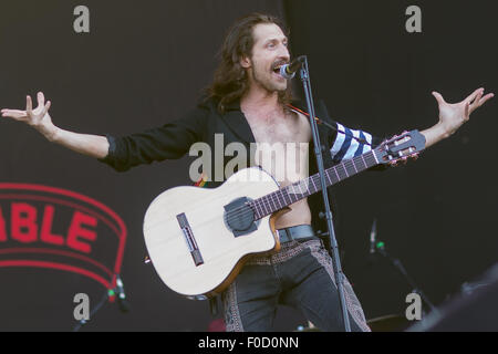 Budapest, Hongrie. Août 12, 2015. Eugene Hutz, leader de l'US-gitane punk Gogol Bordello effectue au cours de la (Sziget hongrois pour 'île') Festival sur l'Île Obuda à Budapest, Hongrie, le 12 août 2015. Le 23ème Festival de Sziget, tenue du 10 au 17 août a été l'un des plus grands festivals de musique en Europe. Credit : Attila Volgyi/Xinhua/Alamy Live News Banque D'Images