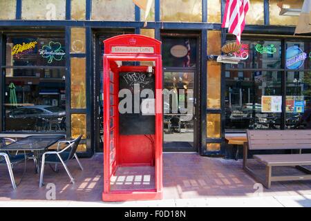 La K6 téléphone rouge fort réutilisé comme entrée immeuble interphone fort. Milwaukee Avenue Chicago Illinois. Banque D'Images