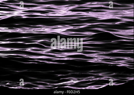 Ondulations sont beaux modèles de vague surréaliste d'or sur l'eau pour former une nature envoûtante. Banque D'Images