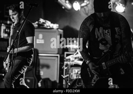 Heavy metal rock artistes artistes musiciens qui jouent d'effectuer lors d'un concert sur scène Banque D'Images