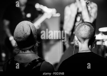 Heavy metal rock artistes artistes musiciens qui jouent d'effectuer lors d'un concert sur scène Banque D'Images