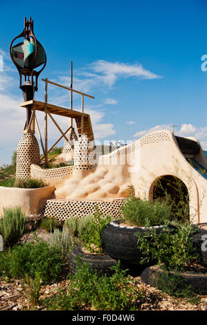 Earthship est un complexe de vie durable entièrement fait de matériaux recyclables. C'est juste une courte distance en voiture de Taos au Nouveau-Mexique. Banque D'Images