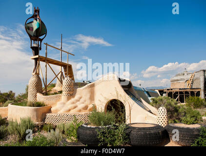 Earthship est un complexe de vie durable entièrement fait de matériaux recyclables. C'est juste une courte distance en voiture de Taos au Nouveau-Mexique. Banque D'Images