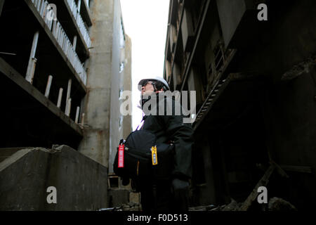 En ce 12 décembre 2013, photo, directeur Shinji Higuchi promenades à travers des bâtiments abandonnés au cours de l'emplacement la chasse pour son film, "Attaque sur Titan' sur l'île de Hashima, communément connu sous le nom de Gunkanjima, ce qui signifie 'Battleship' l'île au large de Nagasaki, préfecture de Nagasaki, le sud du Japon. © Yuriko Nakao/AFLO/Alamy Live News Banque D'Images