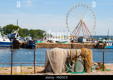 Donnant sur le port de pêche de Honfleur avec filets et Grande roue Banque D'Images