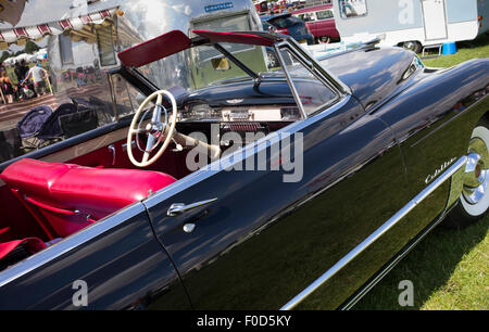 Vintage Cadillac et une caravane Airstream vintage retro à un festival. UK Banque D'Images