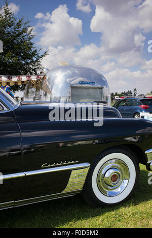 Vintage Cadillac et une caravane Airstream vintage retro à un festival. UK Banque D'Images