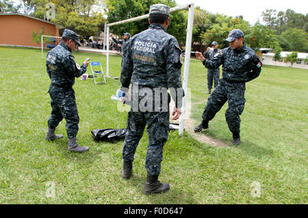 Oaxaca, Mexique. Août 12, 2015. Des soldats de la Gendarmerie nationale de participer à la rénovation de l'école élémentaire de Vicente Guerrero dans la municipalité de Santa Maria del Tule, dans l'état de Oaxaca, au Mexique, le 12 août 2015. Selon la presse locale, la Police fédérale a commencé mercredi les travaux de rénovation dans les écoles primaires et secondaires de l'état d'Oaxaca. L'école de Vicente Guerrero, célèbre pour son équipe de basket-ball, sera la première école centre d'être rénové au début du programme. Credit : Javier cri/NOTIMEX/Xinhua/Alamy Live News Banque D'Images