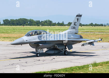 New Jersey Air National Guard F-16C le roulage à Graf Ignatievo Air Base, Bulgarie, au cours de l'exercice 2015 Star de Thrace. Banque D'Images