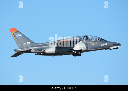 La Force aérienne belge Alpha Jet au décollage après une escale à l'aéroport de Villafranca, Verona, Italie. Banque D'Images