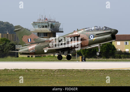 Hellenic Air Force TA-7C Corsair décollant de la base aérienne d'Araxos, Grèce, avant sa retraite définitive à la fin du mois d'octobre 2014 Banque D'Images