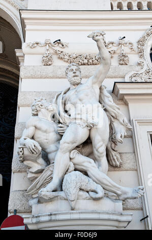 Statue d'Héraclès tuant le Stymphalian les oiseaux à la Michaelerplatz entrée de la Michaelertrakt, Hofburg, Vienne Banque D'Images