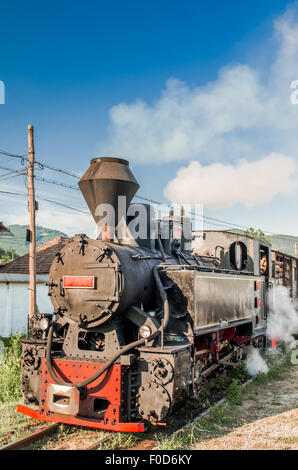 Vieux train à vapeur noir. Train à vapeur restauré old vintage construit à Ploiesti, Roumanie. Banque D'Images