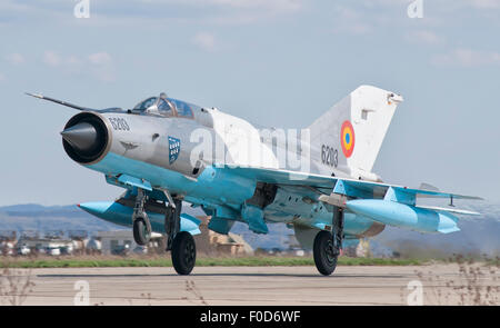 Une force aérienne roumaine MiG-21C attribuée à Escadrilla Aviatie Lupta 711 au Camp Turzii Air Base, la Roumanie. Banque D'Images